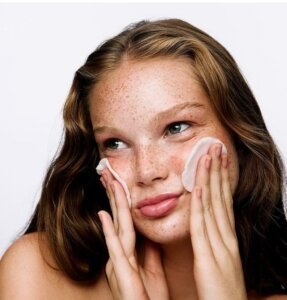 Read more about the article Porque Remover a Maquilhagem é Essencial Para a Saúde da Pele