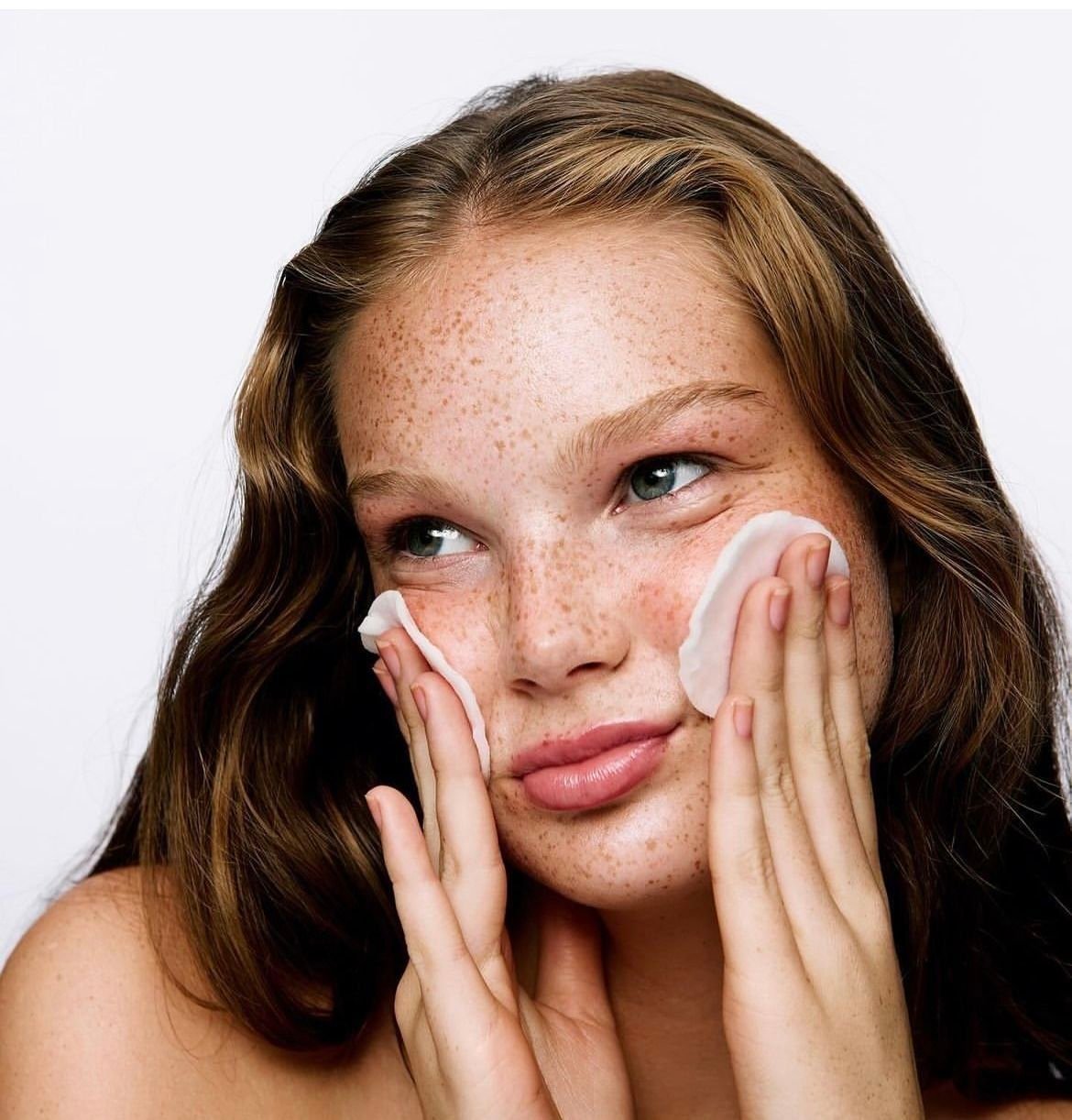 Read more about the article Porque Remover a Maquilhagem é Essencial Para a Saúde da Pele